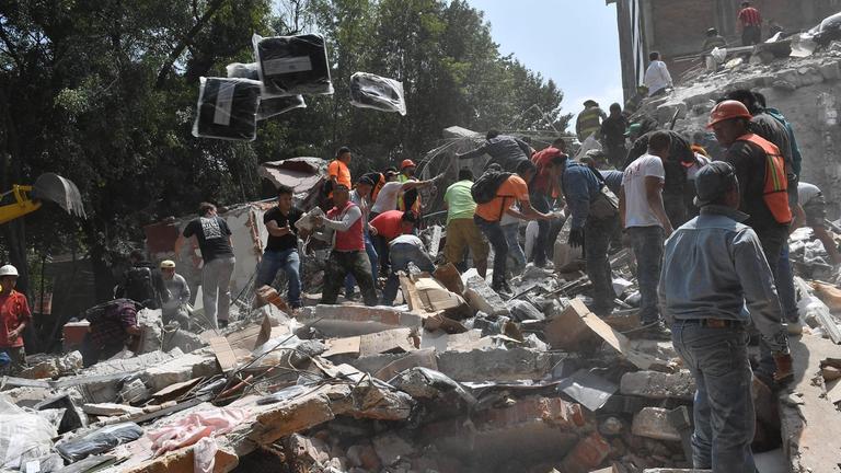 Rescatistas y residentes buscan personas enterradas bajo los escombros en la Ciudad de México. Terremoto en México – Búsqueda de supervivientes en curso